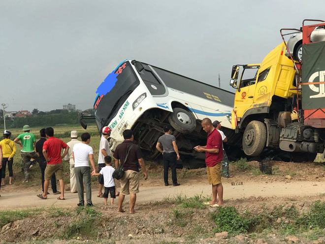 Hà Nội: Xe đầu kéo chở xe con đâm xe khách bay xuống ruộng - Ảnh 3.