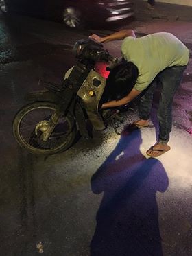 Hà Nội: Châm lửa thử xem xăng auth hay fake, thanh niên tự đốt trụi xe luôn - Ảnh 2.