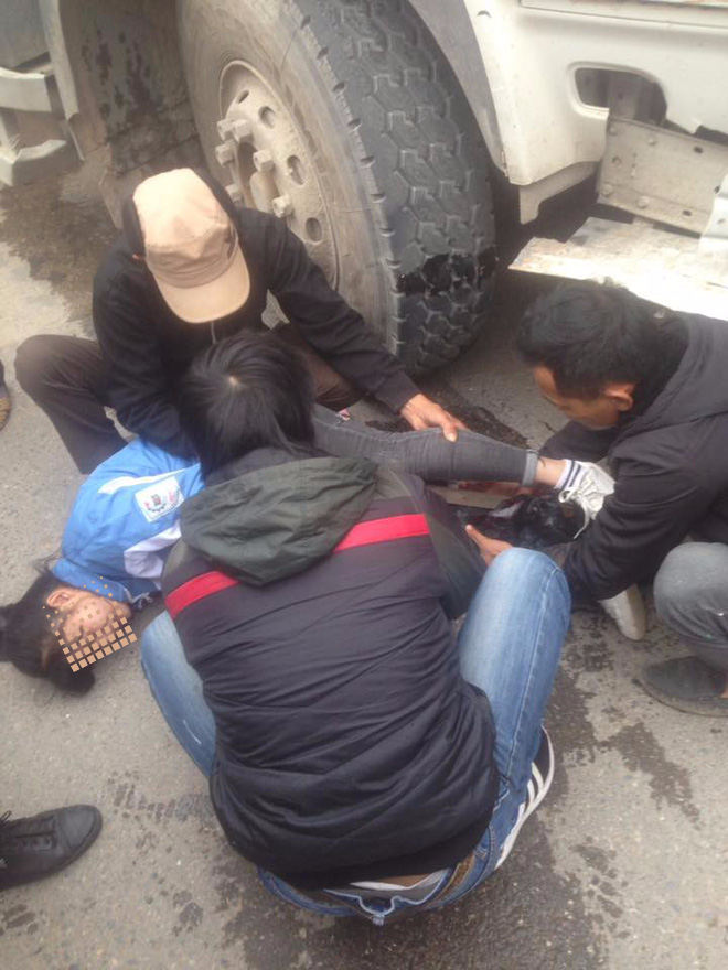 Bắc Ninh: Hai học sinh va chạm với xe bồn khi đang đi thăm thầy cô ngày 20/11 - Ảnh 1.