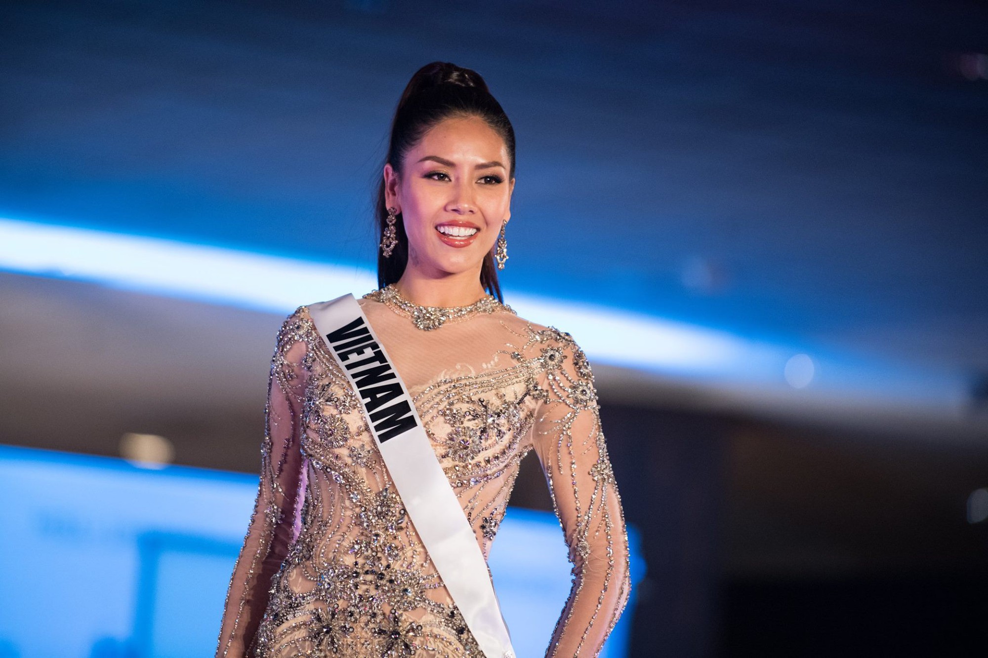 Nguyễn Thị Loan tự tin tỏa sáng trong đêm Bán kết Hoa hậu Hoàn vũ 2017, không có mặt trong top 15 bình chọn của Missosology - Ảnh 8.