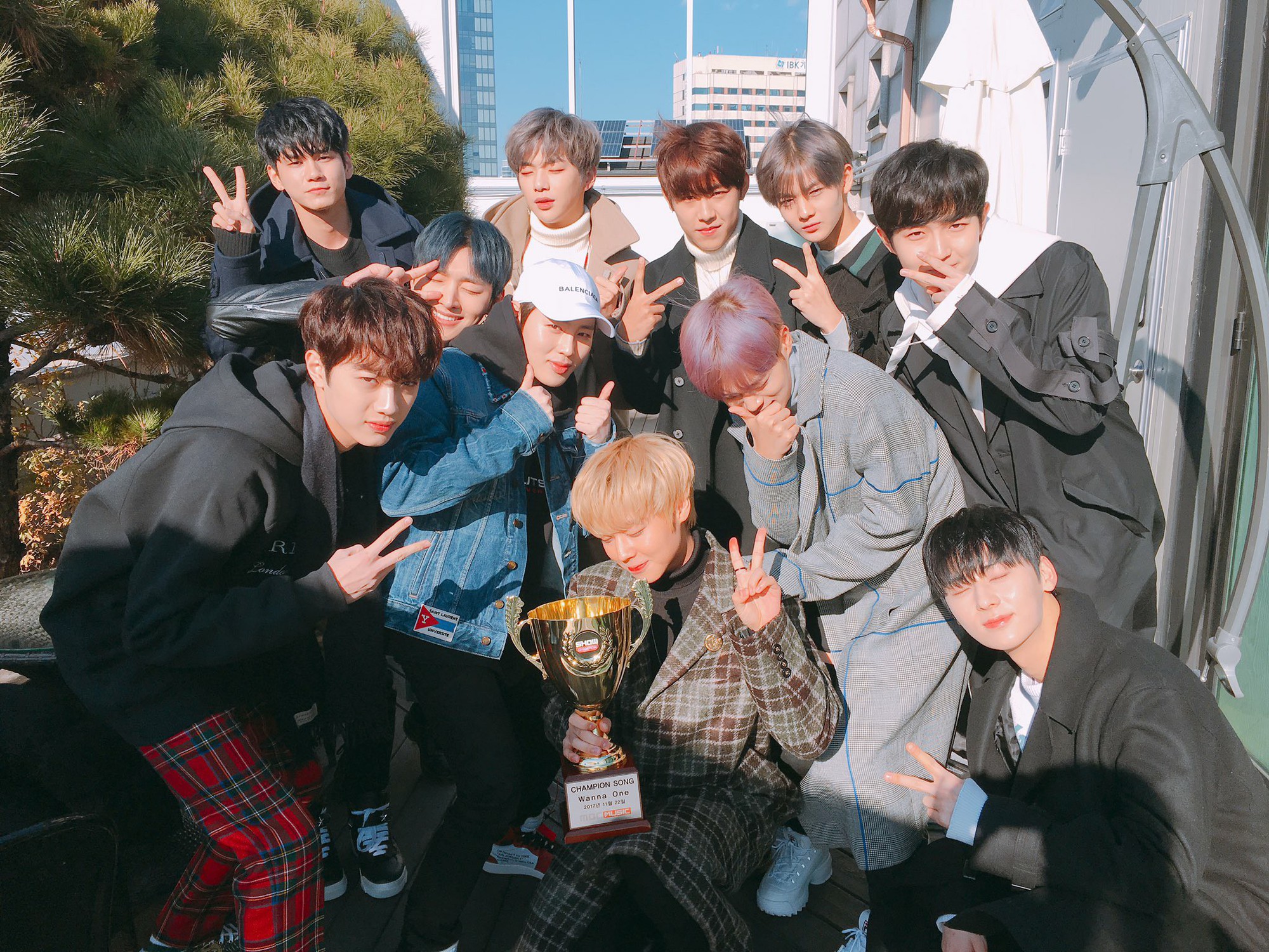 Dàn tân binh khủng toàn mỹ nam Wanna One lịch lãm tại sân bay Hàn, chuẩn bị đổ bộ Việt Nam - Ảnh 17.