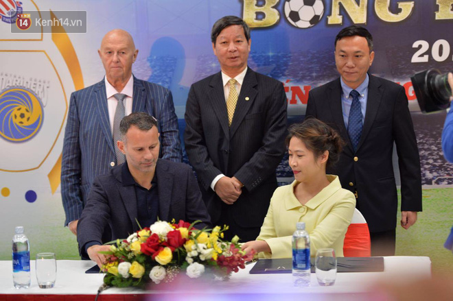 Ryan Giggs đặt bút ký hợp đồng làm Giám đốc bóng đá PVF - Ảnh 2.