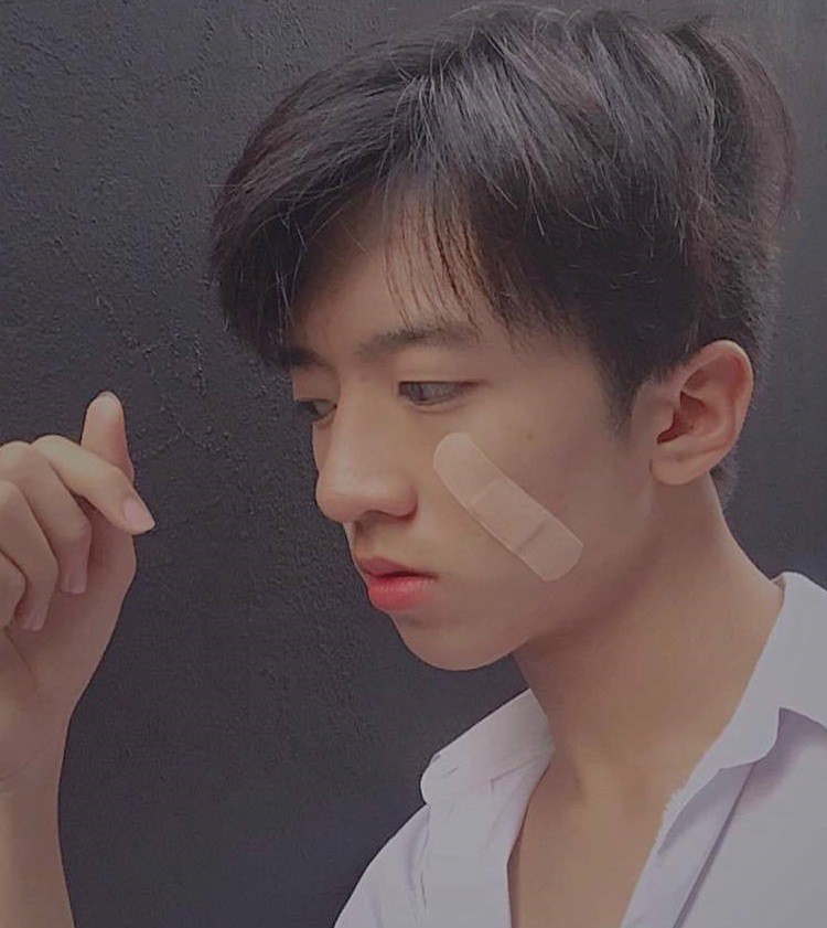 Bị bóc mẽ nhan sắc thật khi chưa photoshop, hot boy urgo lên tiếng! - Ảnh 3. Bị bóc mẽ nhan sắc thật khi chưa photoshop, hot boy urgo lên tiếng! - Ảnh 3.