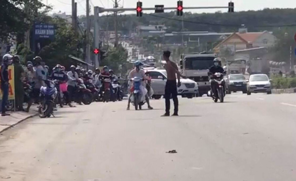 B&igrave;nh Dương: Thanh ni&ecirc;n nghi ng&aacute;o đ&aacute; cầm dao tự rạch bụng giữa đường phố - Ảnh 2.