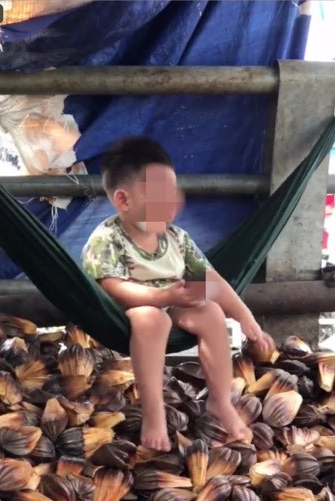 Nh&oacute;m người ch&acirc;m lửa v&agrave; cổ vũ b&eacute; trai h&uacute;t thuốc l&aacute; g&acirc;y phẫn nộ - Ảnh 1.