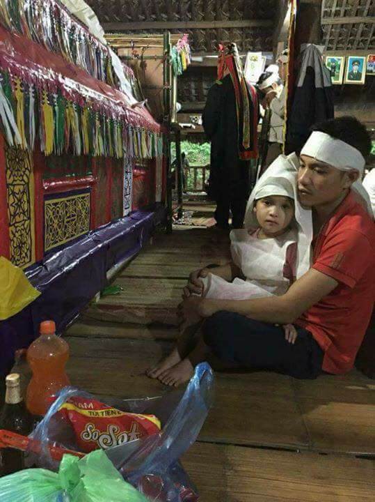 Rơi nước mắt cảnh 2 bé trai sinh được 8 ngày thì mồ côi mẹ - Ảnh 2.