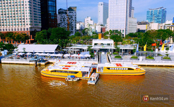 Hàng trăm người dân Sài Gòn háo hức xếp hàng để được lên tàu buýt sông du ngoạn miễn phí - Ảnh 1.