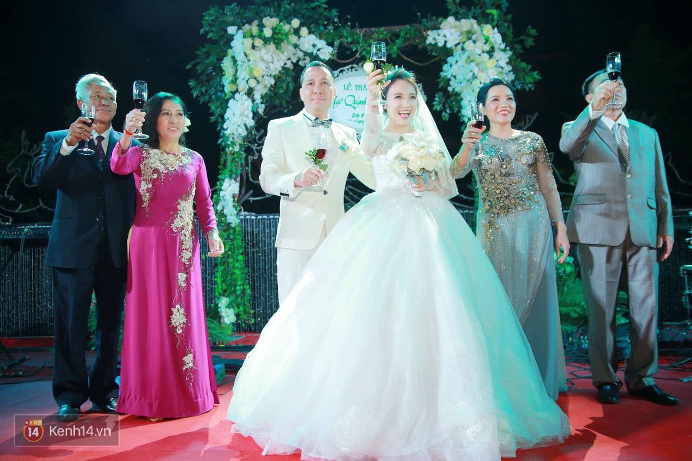 Qu&aacute;n qu&acirc;n Vietnam Idol 2014 Nhật Thủy rạng rỡ trong đ&aacute;m cưới với bạn trai doanh nh&acirc;n - Ảnh 7.