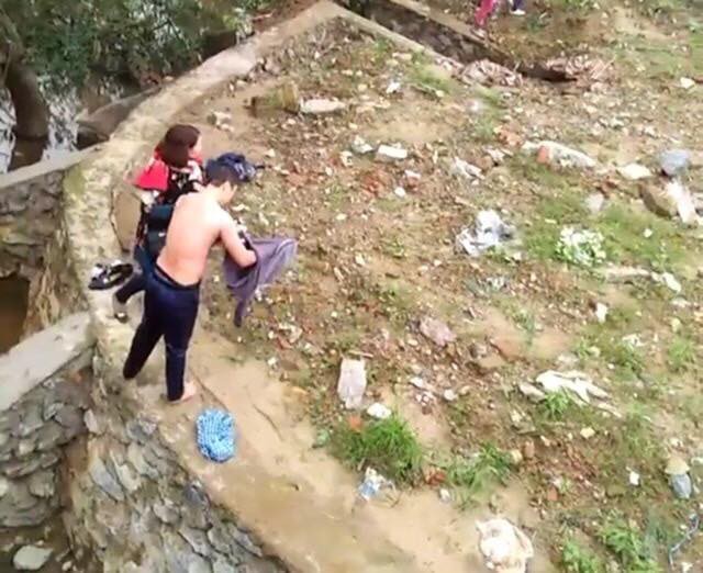 Hà Tĩnh: Người đàn ông lao xuống dòng nước lạnh cứu một phụ nữ nhảy cầu tự tử - Ảnh 1.