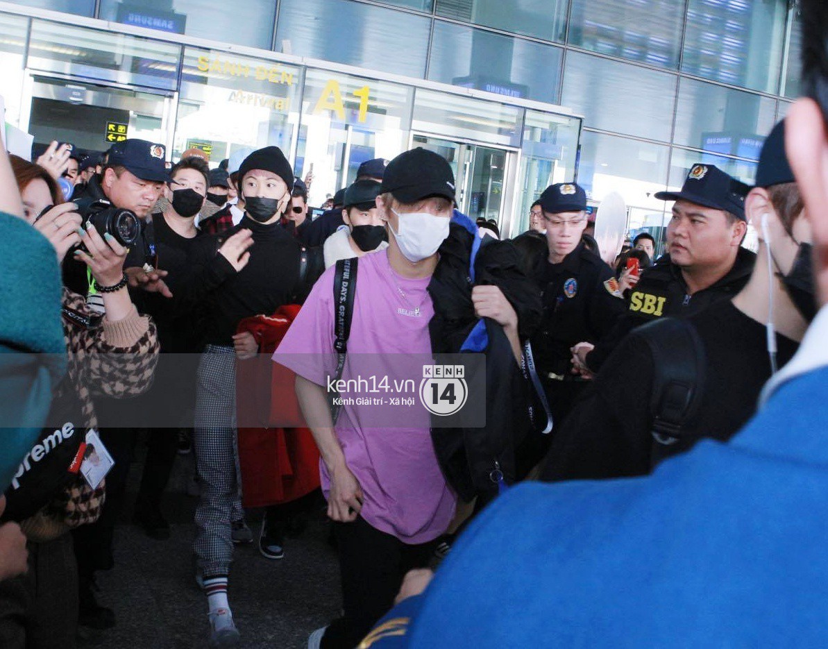 Mỹ nam thế hệ mới Taeyong cùng dàn trai đẹp NCT đổ bộ sân bay Nội Bài giữa biển fan Việt - Ảnh 12.