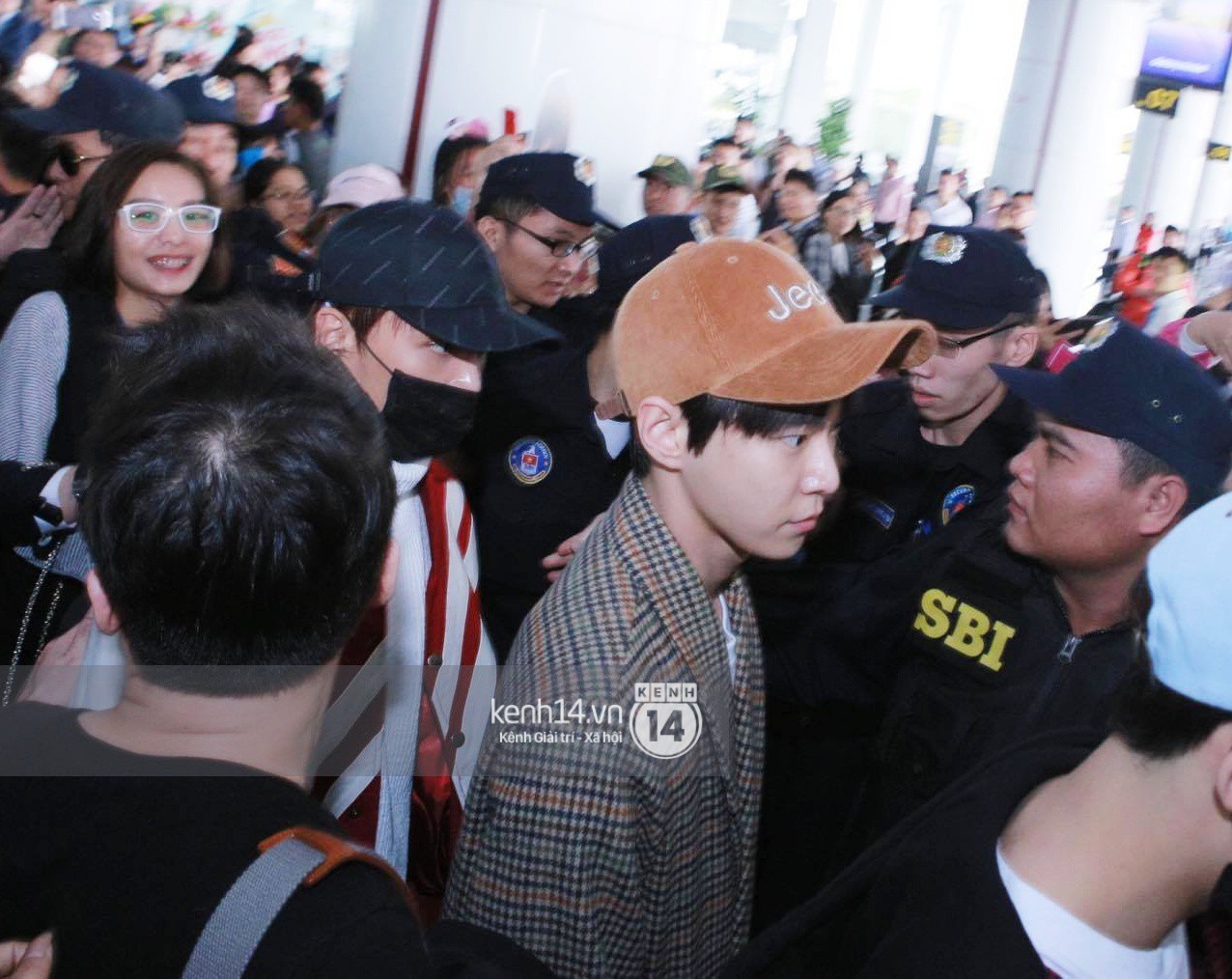 Mỹ nam thế hệ mới Taeyong cùng dàn trai đẹp NCT đổ bộ sân bay Nội Bài giữa biển fan Việt - Ảnh 16.