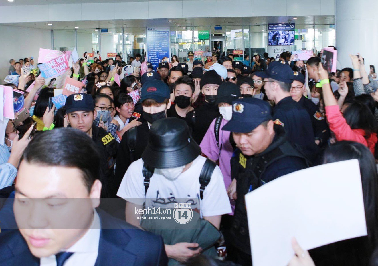 Mỹ nam thế hệ mới Taeyong cùng dàn trai đẹp NCT đổ bộ sân bay Nội Bài giữa biển fan Việt - Ảnh 3.