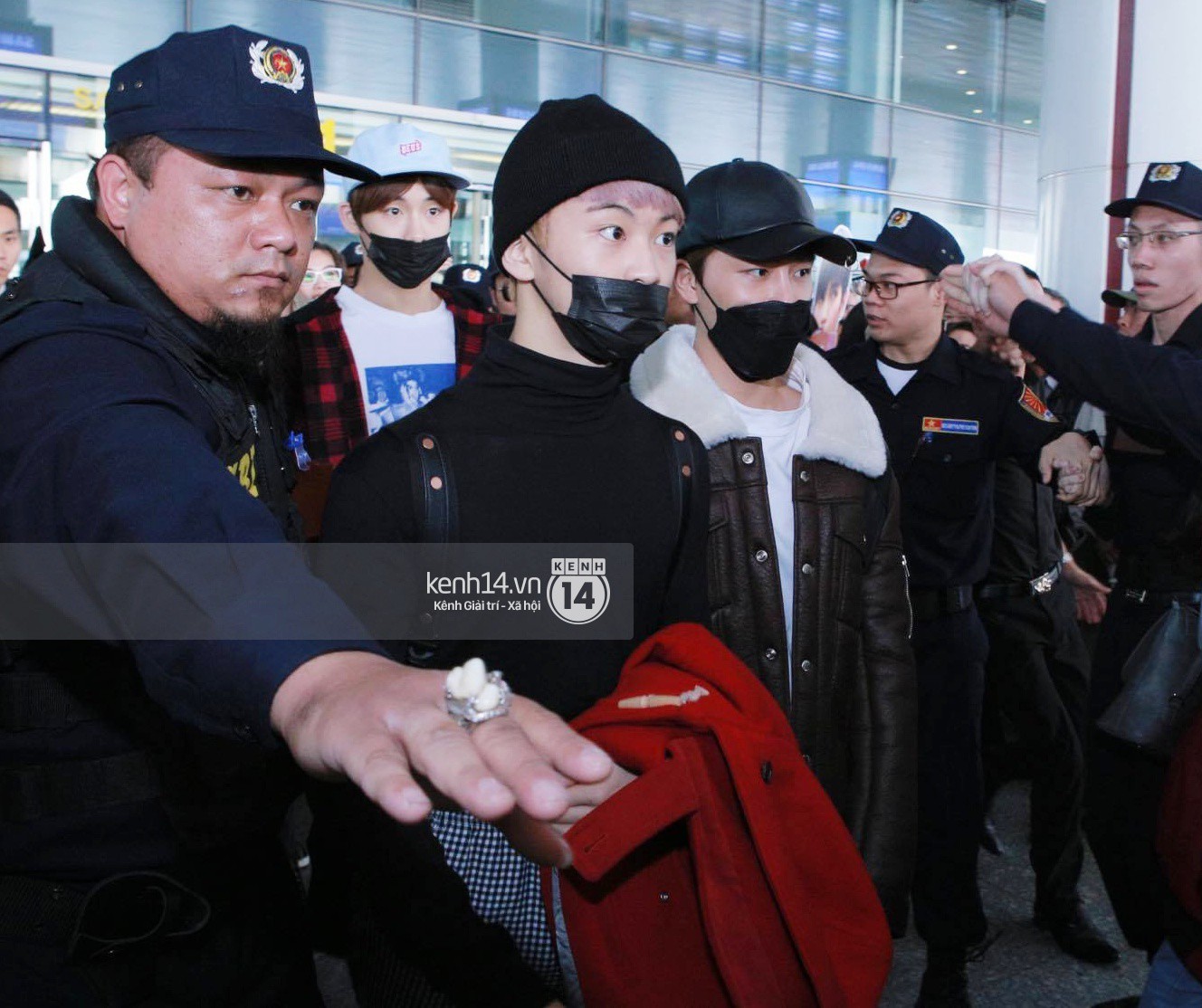 Mỹ nam thế hệ mới Taeyong cùng dàn trai đẹp NCT đổ bộ sân bay Nội Bài giữa biển fan Việt - Ảnh 9.
