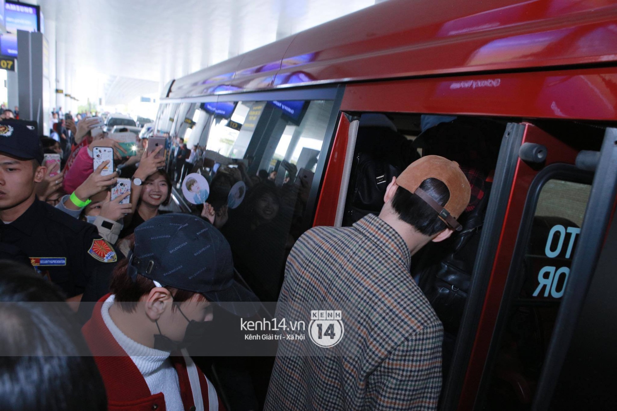Mỹ nam thế hệ mới Taeyong cùng dàn trai đẹp NCT đổ bộ sân bay Nội Bài giữa biển fan Việt - Ảnh 18.