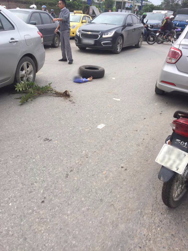 H&agrave; Nội: Va chạm giao th&ocirc;ng, nam thanh ni&ecirc;n bị văng mất một c&aacute;nh tay - Ảnh 1.