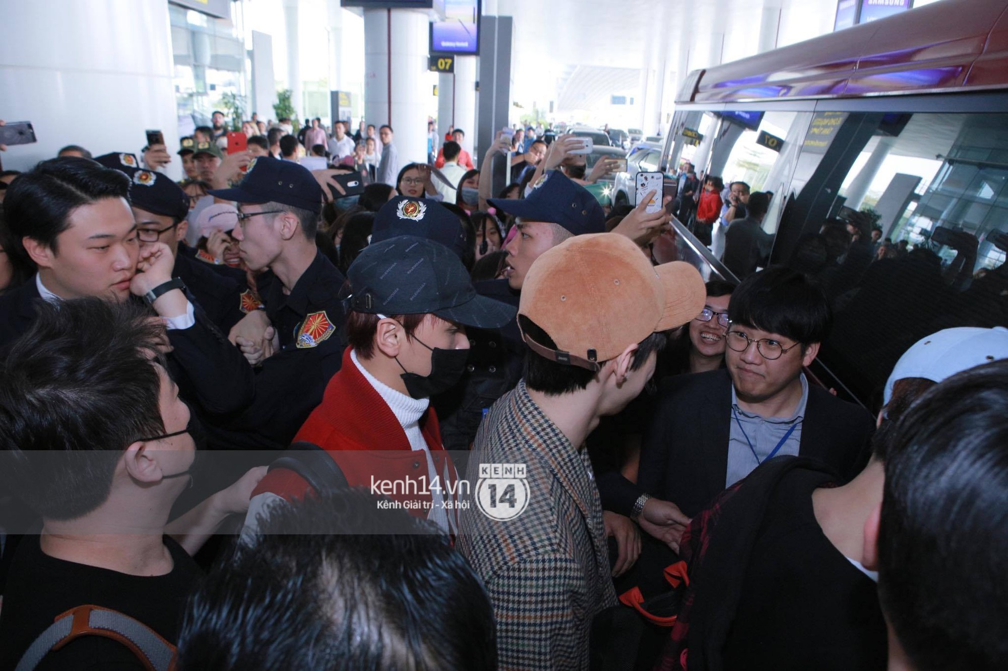Mỹ nam thế hệ mới Taeyong cùng dàn trai đẹp NCT đổ bộ sân bay Nội Bài giữa biển fan Việt - Ảnh 15.