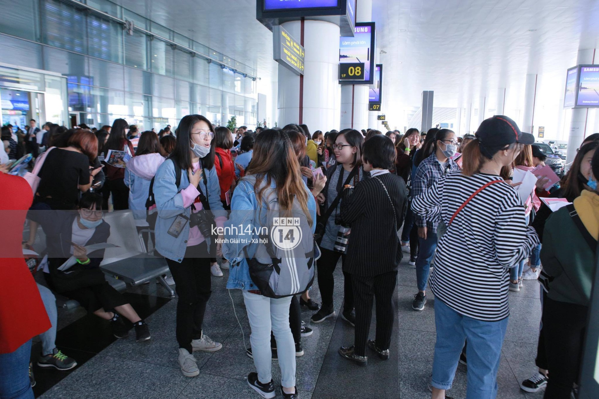 Mỹ nam thế hệ mới Taeyong cùng dàn trai đẹp NCT đổ bộ sân bay Nội Bài giữa biển fan Việt - Ảnh 20.