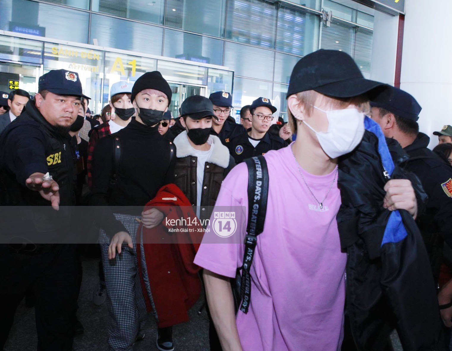 Mỹ nam thế hệ mới Taeyong cùng dàn trai đẹp NCT đổ bộ sân bay Nội Bài giữa biển fan Việt - Ảnh 14.