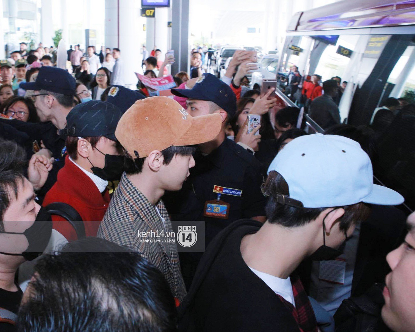 Mỹ nam thế hệ mới Taeyong cùng dàn trai đẹp NCT đổ bộ sân bay Nội Bài giữa biển fan Việt - Ảnh 17.