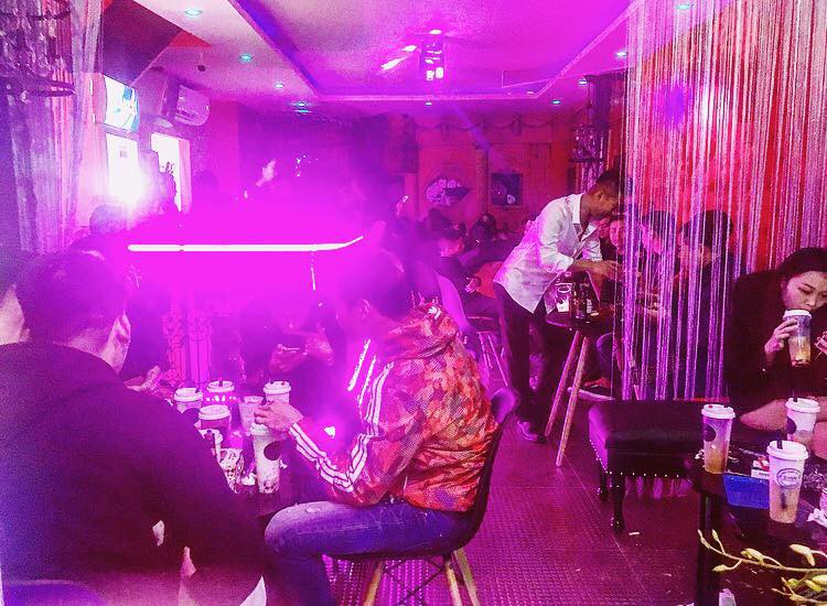 Quán trà sữa mang phong cách quán bar khiến cư dân mạng thích thú rủ nhau check-in - Ảnh 2. Quán trà sữa mang phong cách quán bar khiến cư dân mạng thích thú rủ nhau check-in - Ảnh 2.