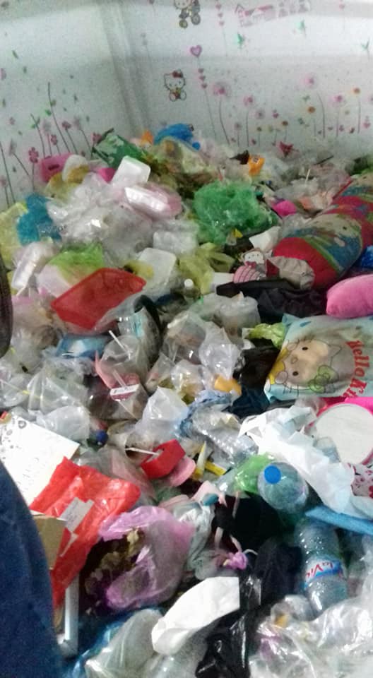 C&ocirc; g&aacute;i đ&oacute;ng cửa nhốt m&igrave;nh trong ph&ograve;ng trọ 5 th&aacute;ng liền, ở bẩn tới mức gạt r&aacute;c ra mới thấy s&agrave;n nh&agrave; - Ảnh 6.