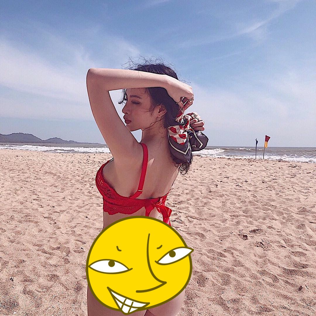 Thích khoe vòng 3 cũng được thôi, nhưng Angela Phương Trinh mặc gì ra biển thế này? - Ảnh 3. Thích khoe vòng 3 cũng được thôi, nhưng Angela Phương Trinh mặc gì ra biển thế này? - Ảnh 3.
