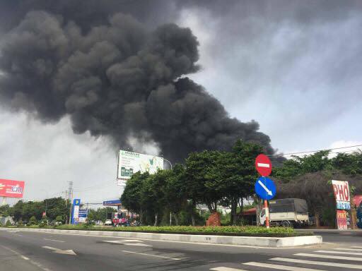 Vũng Tàu: Cháy lớn tại xưởng nhựa, cột khói khổng lồ cao hàng chục mét - Ảnh 2.