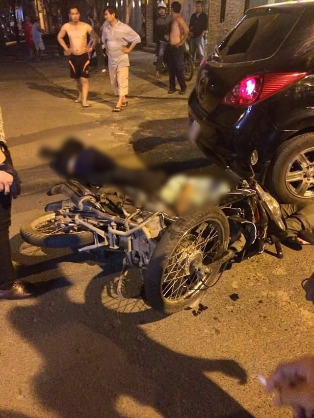 TP.HCM: Đi xe m&aacute;y chở 3 rồi lao v&agrave;o xế hộp, 3 nam thanh ni&ecirc;n nhập viện trong t&igrave;nh trạng nguy kịch - Ảnh 2.