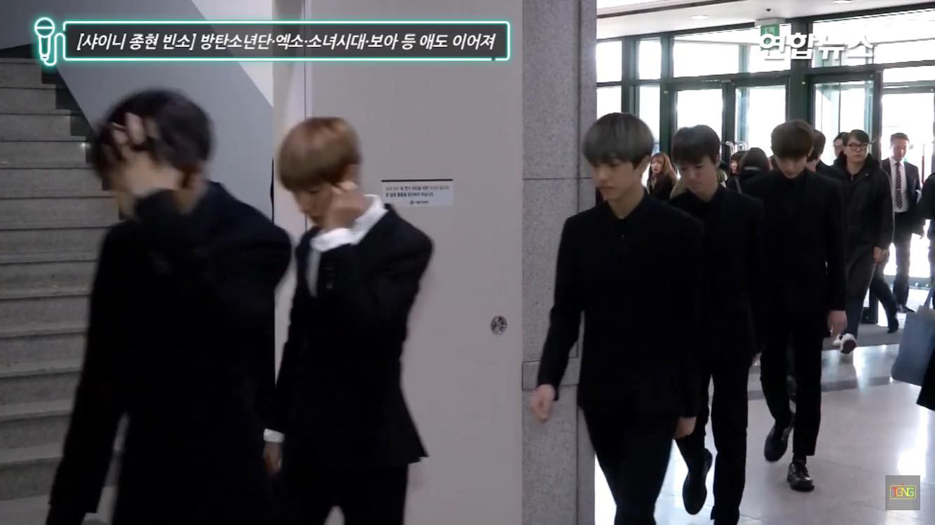 Clip: SNSD, BTS, IU sụt sùi đến viếng cùng vòng hoa, hàng dài fan ôm mặt khóc tiễn biệt linh cữu Jonghyun tại lễ tang - Ảnh 12.