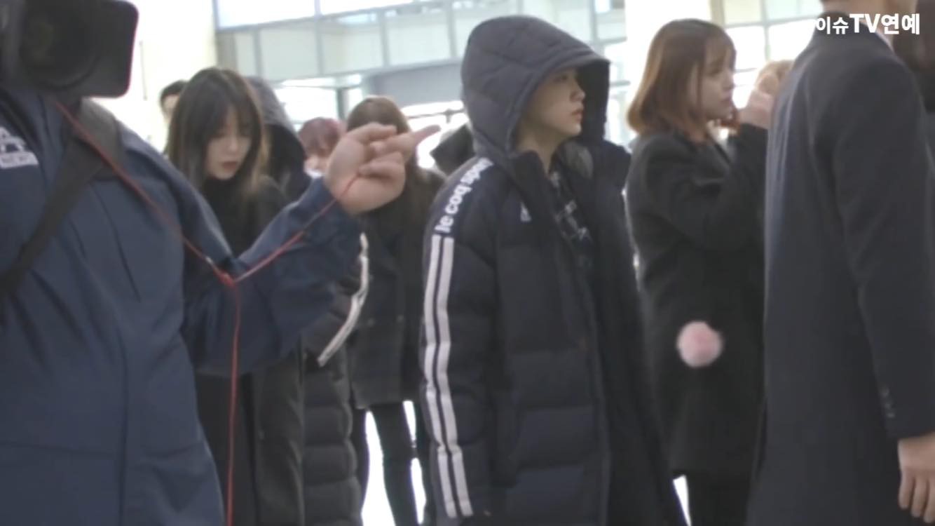Clip: SNSD, BTS, IU sụt sùi đến viếng cùng vòng hoa, hàng dài fan ôm mặt khóc tiễn biệt linh cữu Jonghyun tại lễ tang - Ảnh 19.