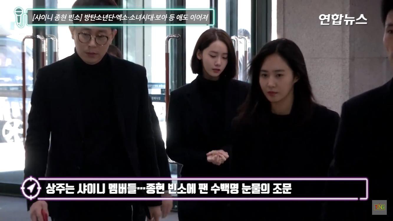 Clip: SNSD, BTS, IU sụt sùi đến viếng cùng vòng hoa, hàng dài fan ôm mặt khóc tiễn biệt linh cữu Jonghyun tại lễ tang - Ảnh 8.