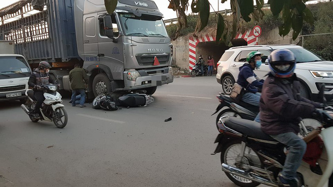 Hà Nội: Người phụ nữ ngã văng vào gầm xe tải đang chạy rồi lại chui ra an toàn - Ảnh 1.