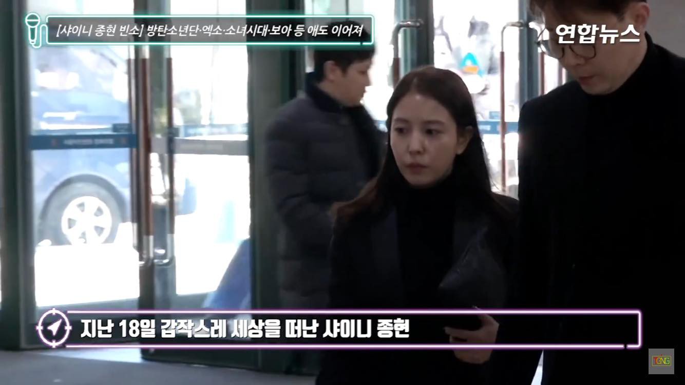 Clip: SNSD, BTS, IU sụt sùi đến viếng cùng vòng hoa, hàng dài fan ôm mặt khóc tiễn biệt linh cữu Jonghyun tại lễ tang - Ảnh 7.