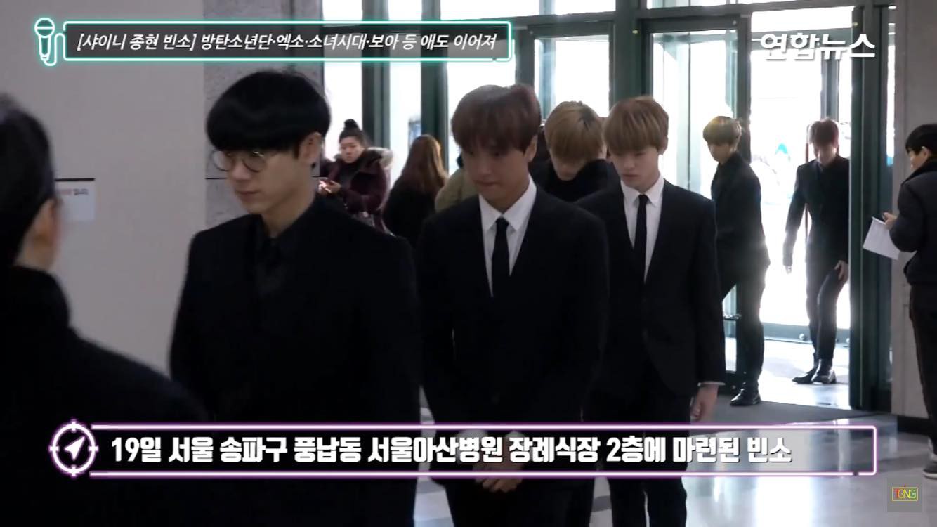 Clip: SNSD, BTS, IU sụt sùi đến viếng cùng vòng hoa, hàng dài fan ôm mặt khóc tiễn biệt linh cữu Jonghyun tại lễ tang - Ảnh 14.