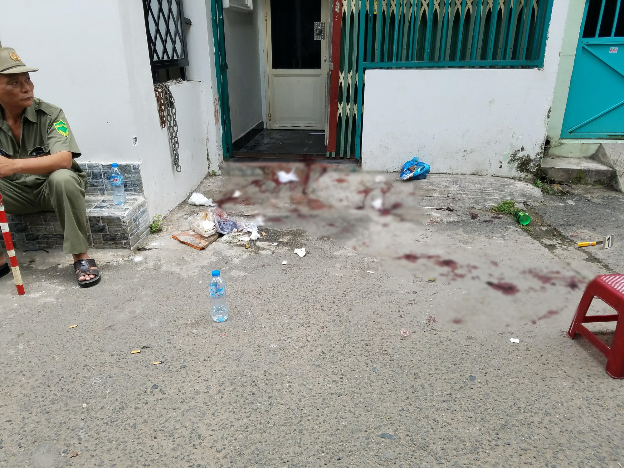 TP.HCM: Bị nhắc nhở vì gây mất trật tự, nam thanh niên dùng dao đâm 2 cha con nhiều nhát rồi giả vờ hô cướp - Ảnh 1.