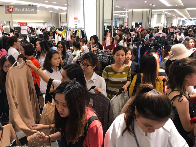 Zara Sài Gòn và Hà Nội đông nghịt, dân tình xếp hàng dài ngay ngày đầu tiên giảm giá - Ảnh 14.