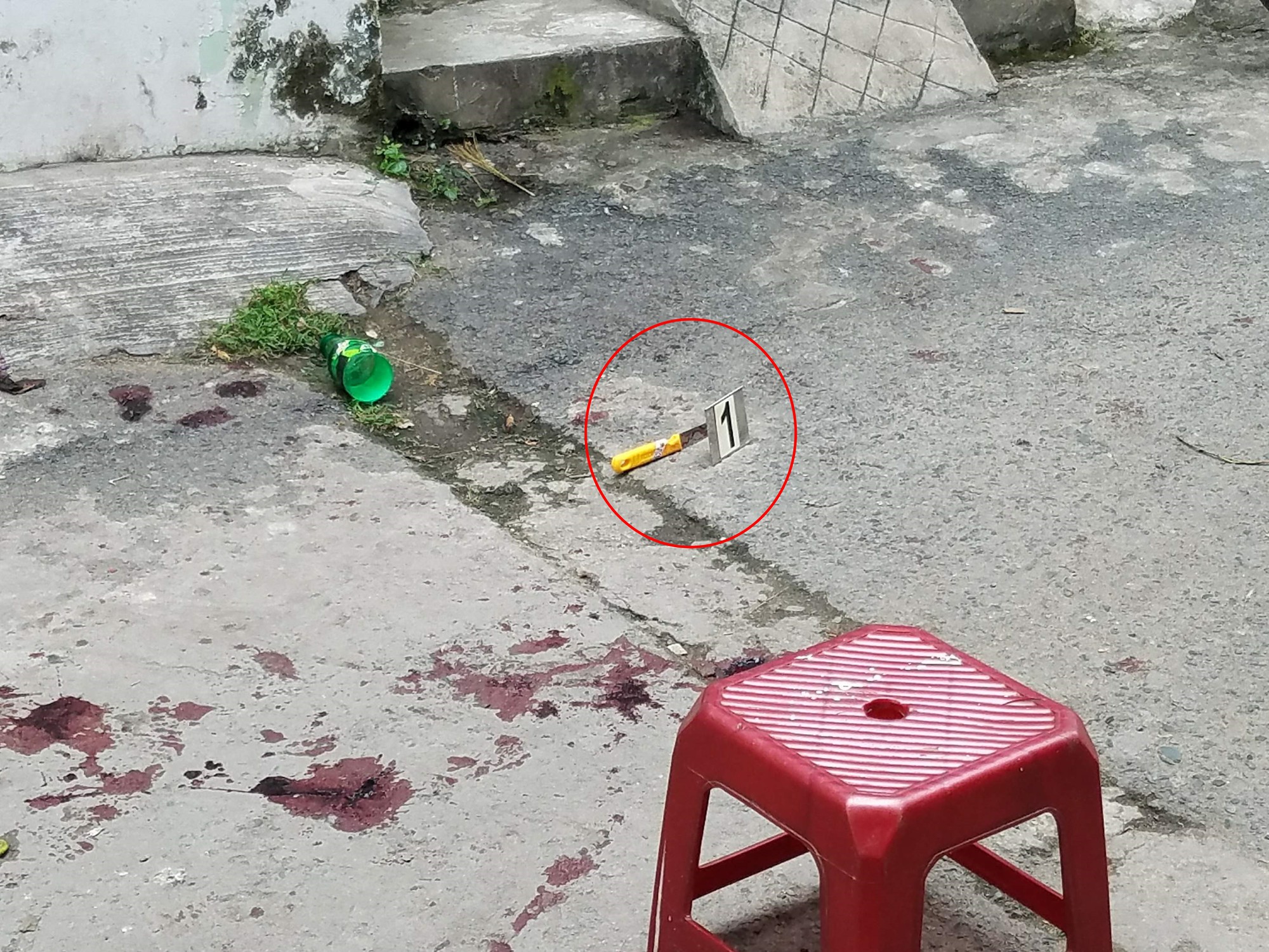 TP.HCM: Bị nhắc nhở vì gây mất trật tự, nam thanh niên dùng dao đâm 2 cha con nhiều nhát rồi giả vờ hô cướp - Ảnh 2.
