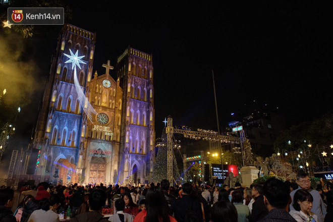 Giới trẻ H&agrave; Nội - S&agrave;i G&ograve;n k&eacute;o xuống phố đ&ocirc;ng nghịt đi chơi Noel - Ảnh 3.