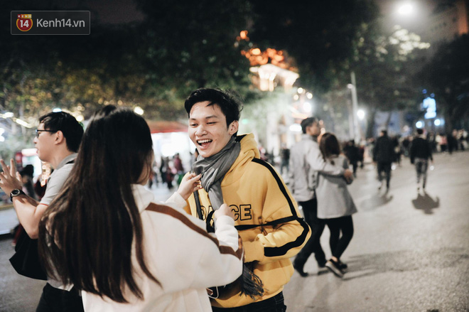 Giới trẻ H&agrave; Nội - S&agrave;i G&ograve;n k&eacute;o xuống phố đ&ocirc;ng nghịt đi chơi Noel - Ảnh 10.