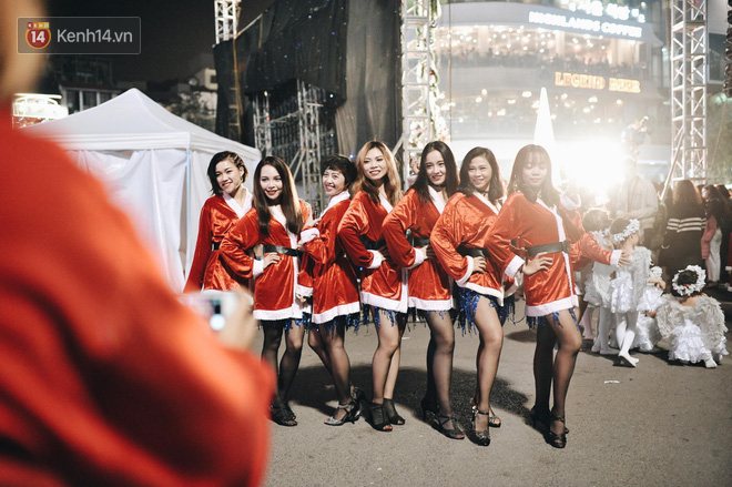 Giới trẻ H&agrave; Nội - S&agrave;i G&ograve;n k&eacute;o xuống phố đ&ocirc;ng nghịt đi chơi Noel - Ảnh 11.