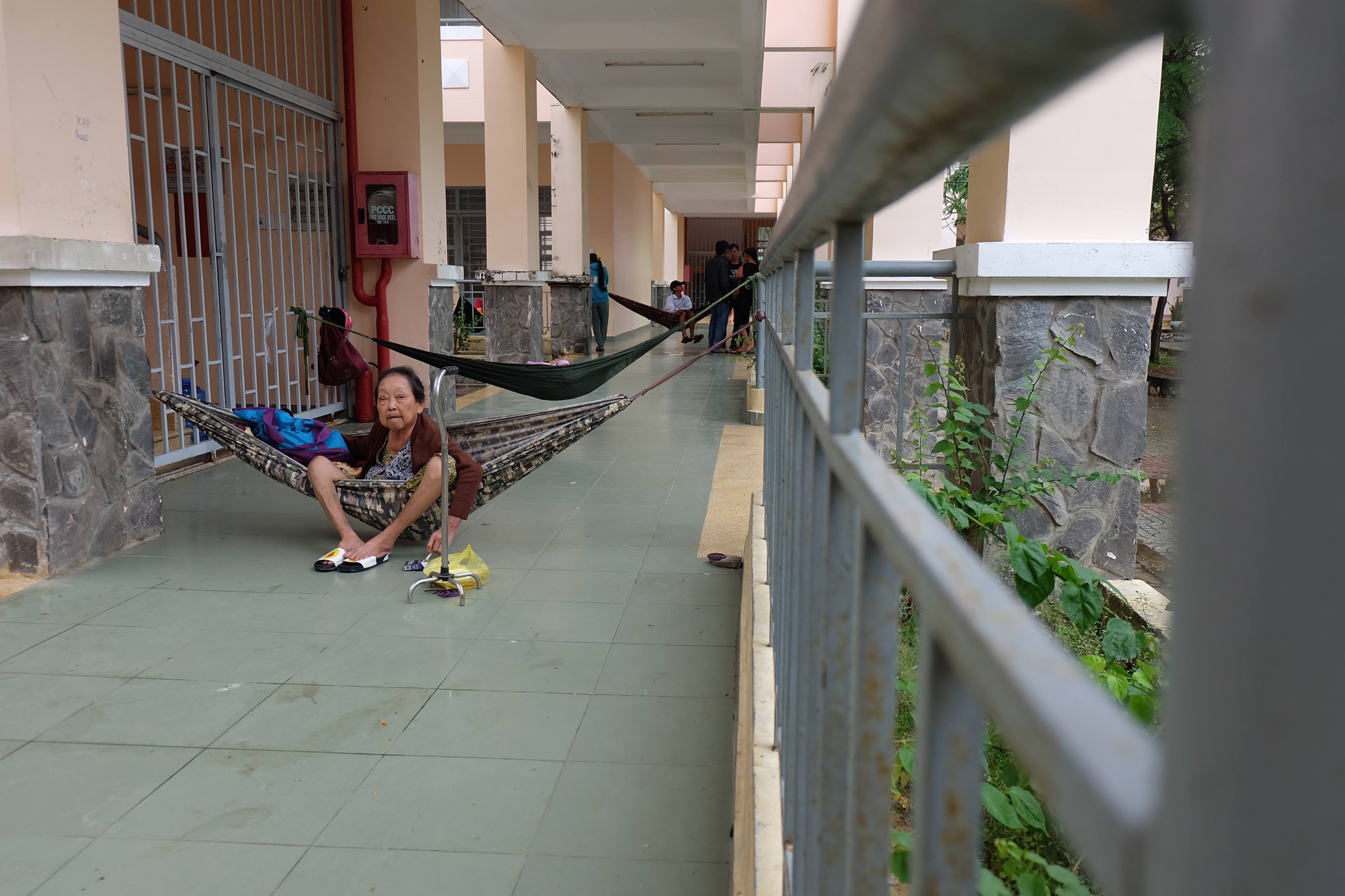 Bão Tembin: Sơ tán hàng trăm hộ dân Cần Giờ đến trường học để trú bão - Ảnh 10.