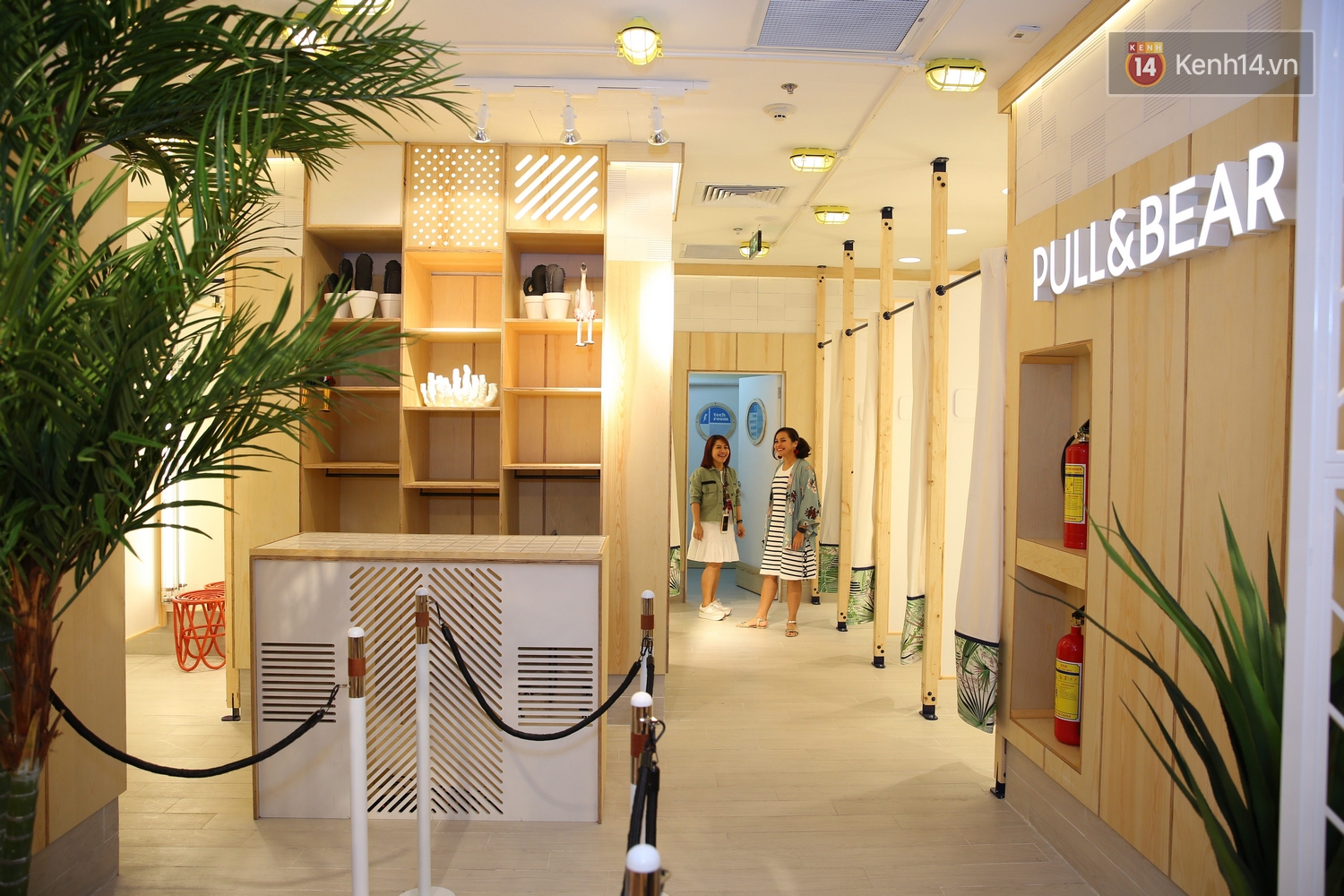 Pull&Bear Việt Nam: Giá rẻ hơn Thái Lan, áo phông giá từ 149.000 đồng, quần jeans từ 699.000 đồng - Ảnh 18. Pull&Bear Việt Nam: Giá rẻ hơn Thái Lan, áo phông giá từ 149.000 đồng, quần jeans từ 699.000 đồng - Ảnh 18.