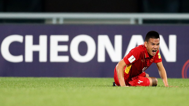 Cầu thủ U20 Việt Nam &ocirc;m đầu, gục xuống s&acirc;n v&igrave; h&ograve;a tiếc nuối - Ảnh 2.