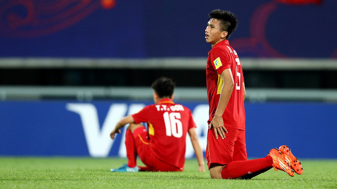 Cầu thủ U20 Việt Nam ôm đầu, gục xuống sân vì hòa tiếc nuối - Ảnh 1.