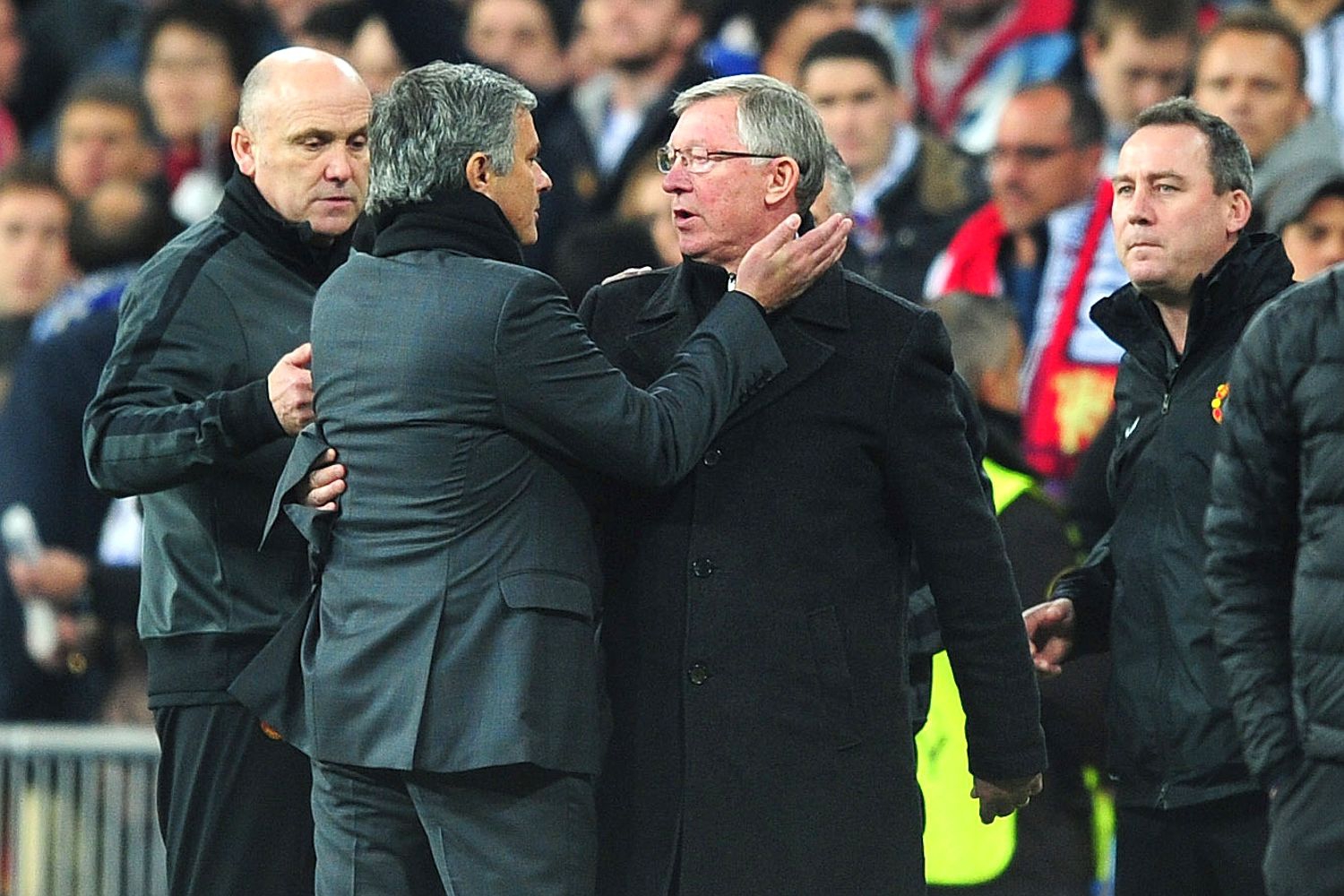 Jose Mourinho mượn “máy sấy tóc” của Sir Alex để dằn mặt học trò - Ảnh 1.