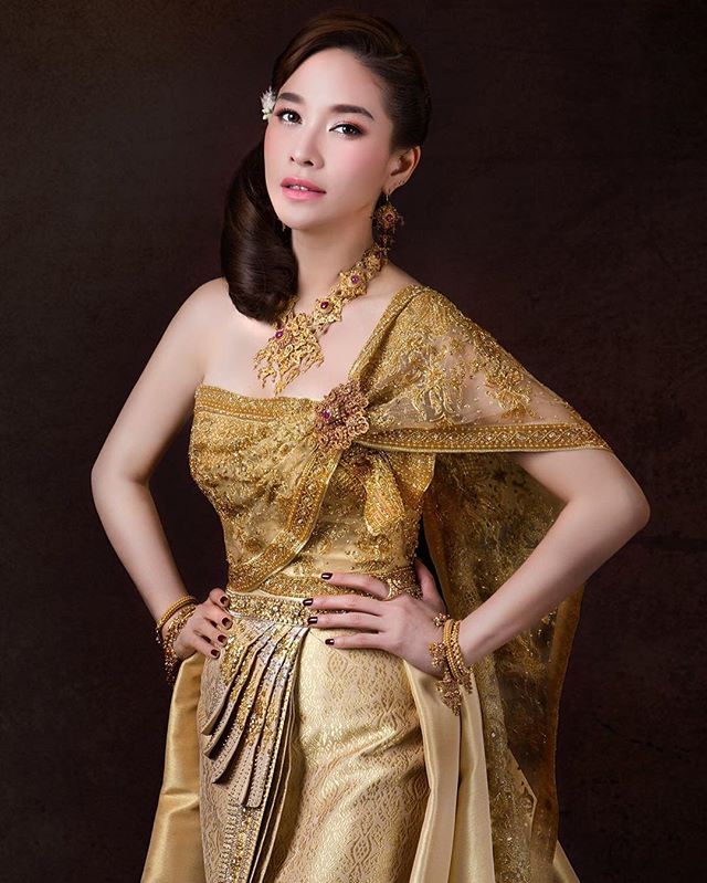 Vẻ đẹp thần thánh của các mỹ nhân hàng đầu Thái Lan trong trang phục truyền thống đón Tết Songkran - Ảnh 15.
