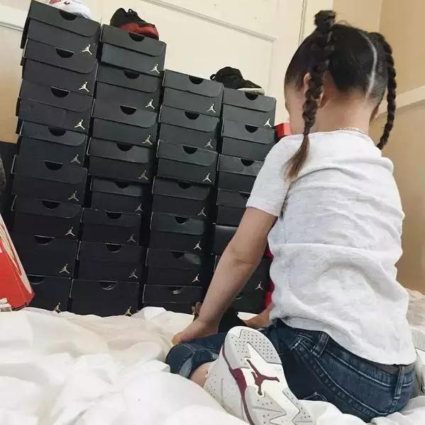 Mới 4 tuổi, cô nhóc này đã sở hữu hàng chục đôi sneakers đình đám khiến người lớn phải kiêng dè - Ảnh 2.