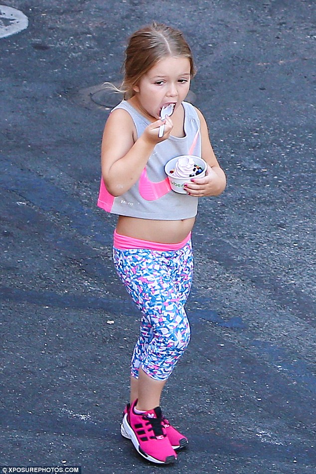 Vốn nghiện ăn kem, Harper Beckham cực phấn khích khi được tham quan cả bảo tàng kem - Ảnh 2.