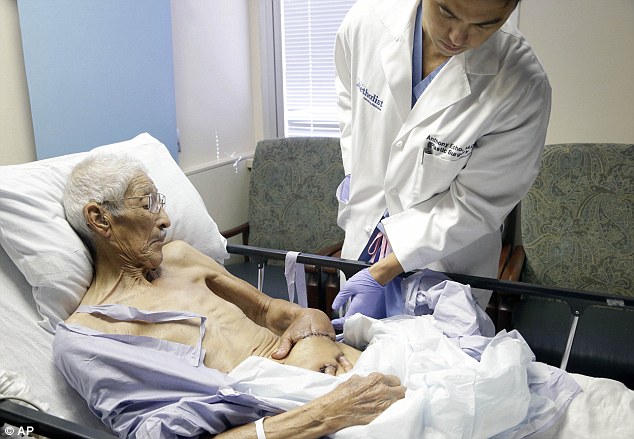 Bác sĩ khâu bàn tay bị bỏng nặng của cụ ông 87 tuổi vào bụng, chỉ 3 tuần sau, kỳ tích đã xảy ra - Ảnh 1.