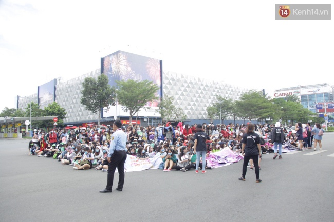 GOT7 nhiệt t&igrave;nh ch&agrave;o, Bambam ngoảnh lại h&ocirc;n gi&oacute; gửi fan Việt tại s&acirc;n bay T&acirc;n Sơn Nhất - Ảnh 13.